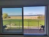 Blaues Strandhaus hinter der Düne